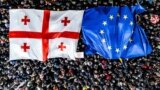 Противники законопроекта об &laquo;иноагентах&raquo; собрались у парламента Грузии сразу после того, как правящая партия решила рассмотреть и утвердить инициативу в ускоренном режиме.<br />
Фото&nbsp;&mdash;&nbsp;Mzia Saganelidze (RFE/RL).