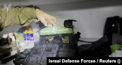 Oružje i oprema za koje izraelska vojska kaže da je pronašla u bolničkom kompleksu Al Shifa u Pojasu Gaze. Fotografiju su objavile Izraelske odbrambene snage 15. novembra.