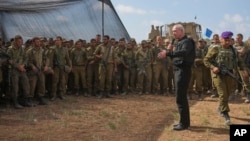 Իսրայելի պաշտպանության նախարար Յոավ Գալանտը Գազայի հատվածի սահմանի մոտ հանդիպում է Պաշտպանության բանակի զինծառայողների հետ, 19-ը հոկտեմբերի, 2023Թ.