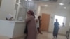 Türkmenistandaky hassahanlaryň birinde saglyk işgäri we ýaşaýjylar (Arhiwden alnan illýustrasiýa suraty)