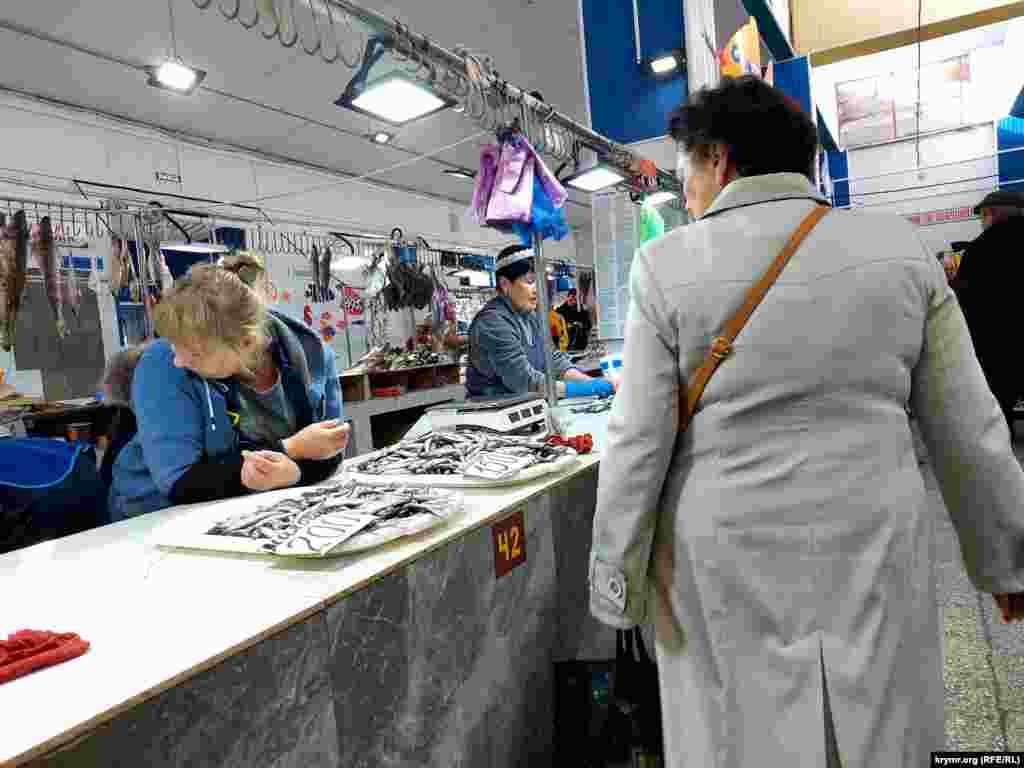 Хотя Керчь и называют рыбацким городом, желающих купить рыбу на рынке гораздо больше, чем тех, кто готов ее ловить самостоятельно
