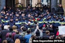 Poliția a intervenit pentru a separa sutele de protestatari de parlamentarii care discutau proiectul de lege împotriva agenților străini.