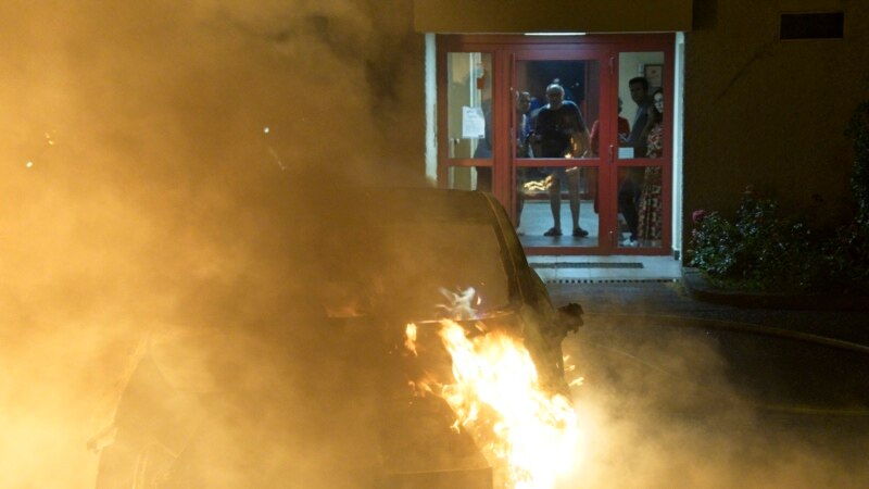 Петта ноќ немири во Франција, уапсени најмалку 427 лица