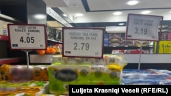 Tri produkte të njëjta të prodhuara në vende të ndryshme - Serbi, Sllovaki dhe Kosovë. Produkti vendor ka çmim dukshëm më të shtrenjtë. Foto: Luljeta Krasniqi Veseli (RFE/RL) Foto:Luljeta Krasniqi Veseli (RFE/RL)