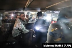 Vozilo Crvenog krsta s tajlandskim državljanima koje je Hamas oslobodio na putu ka prelazu Rafa, 26. novembar 2023.