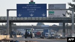 Protest poljoprivrednika blokadom autoputa A9 u Nimesu na jugu Francuske, 29. januara 2024.