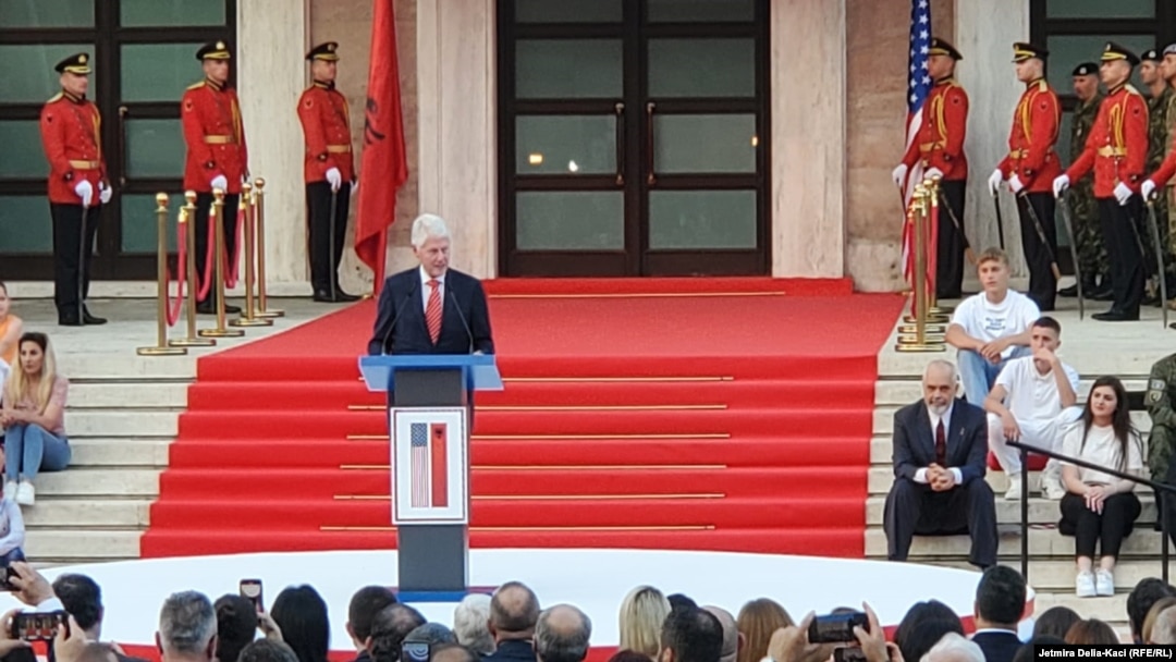 Bill Clinton on way home from North Korea with freed U.S.