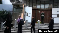 Полицајци во цивилна облека пред израелската амбасада во Пекинг по нападот на службеник на амбасадата, 13 октомври 2023 година