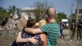Люди втішають один одного після російського обстрілу, Дніпропетровська область, 26 серпня 2024 року