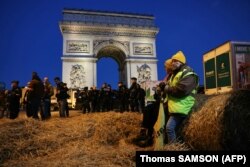 Poljoprivrednici na senu kod Trijumfalne kapije, Pariz, 1. mart 2024.