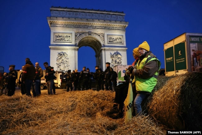 Poljoprivrednici na senu kod Trijumfalne kapije, Pariz, 1. mart 2024.