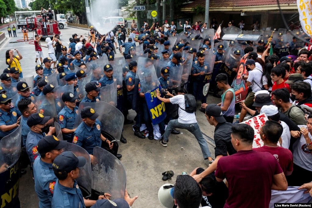 Policajci blokiraju filipinske aktiviste da marširaju prema američkoj ambasadi tokom protesta povodom Praznika rada u Manili, na Filipinima, 1. maja 2024.