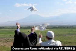 Папа Франциск (справа) і Католікос усіх вірмен Гарекін II Вірменія випускають білих голубів біля гори Арарат після церемонії в монастирі Хор Вірап, 26 червня 2016 року