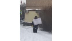 пикетчик с плакатом про Кадырова.mp4