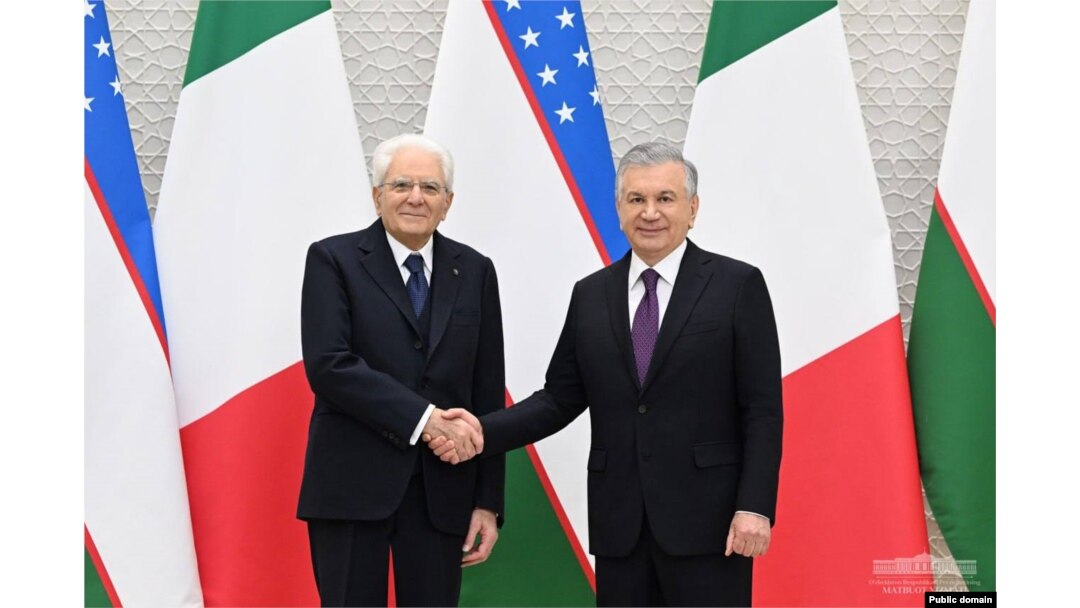 Uzbekistan Shavkat Mirziyoev (right) with his Italian counterpart, Sergio Mattarella, in Tashkent on November 10.