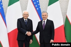 Uzbekistan Shavkat Mirziyoev (right) with his Italian counterpart, Sergio Mattarella, in Tashkent on November 10.
