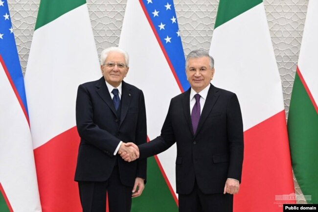Shavkat Mirziyoev dell'Uzbekistan (a destra) con il suo omologo italiano Sergio Mattarella a Tashkent a novembre