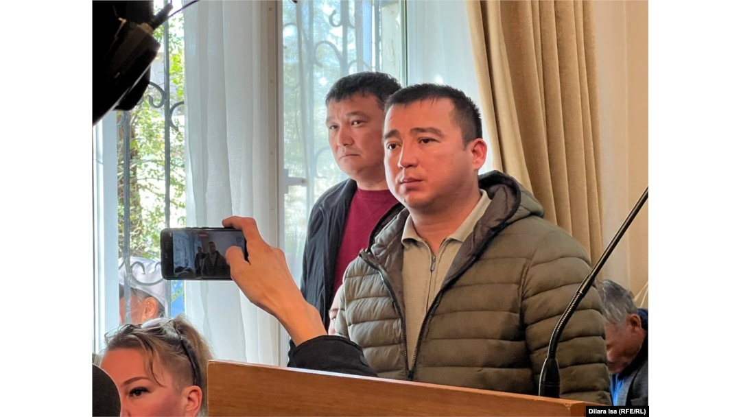 Жігіт төрт аяғымен тұрып, минет алады