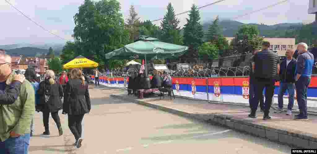 Protestues serbë tashmë janë mbledhur edhe në Leposaviq, ku para objektit të komunës janë vendosur ushtarë të misionit paqeruajtës të NATO-s, KFOR.