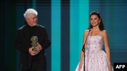  Педро Алмодовар и Пенелопе Крус връчват премия на австралийско-американската актриса Кейт Бланшет на 36-ата гала на премиите 
