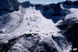 Glečer Schaufelferner na skijalištu Stubai nalazi se u blizini Innsbrucka, Austrija, 25. septembar 2023. Platforme ispod pokazuju topove za snijeg i propisane žljebove za odvod vode tako da padina ne erodira.