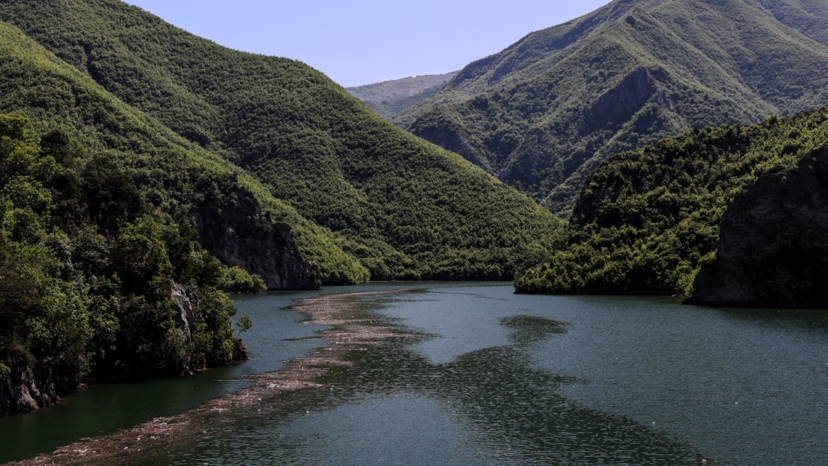 Jezero Komani u Albaniji, dragulj pod smećem