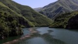 Turistička atrakcija u Albaniji, jezero Komani neprestano je ugrožena brojnim otpadom koji se vidi na površini, maj 2024.