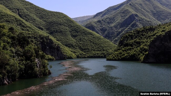 Komani, liqenit që ndotja ia rrezikon bukurinë