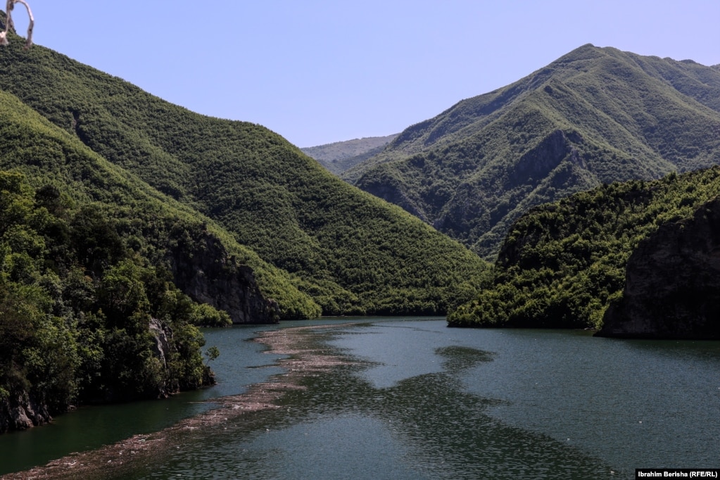 Tashmë një atraksion turistik në Shqipëri, bukuria e liqenit të Komanit është duke u rrezikuar vazhdimisht nga mbeturinat e shumta që shihen në sipërfaqe.