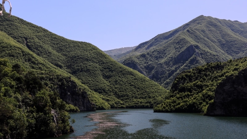 Jezero Komani u Albaniji, dragulj pod smećem