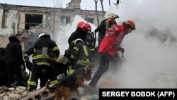 Рятувальники працюють на місці російського удару в Харкові, 23 січня 2024 року 
