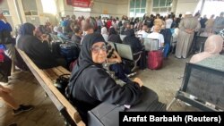 Palestinci s dvojnim državljanstvom na prelazu Rafa u nadi da će dobiti dozvolu za izlazak iz Pojasa Gaze.