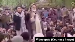 سخنرانی یک معترض علیه رفتار نیروهای طالبان در منطقه بدخشان. شنبه ۱۵ اردیبهشت