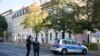 Njemački policijski službenici ispred kompleksa zgrada zajednice Kahal Adass Jisroel, u kojoj se nalaze sinagoga, dječji vrtić i društveni centar, u središtu Berlina, Njemačka, srijeda, 18. oktobra 2023.