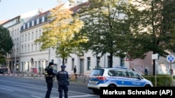 Njemački policijski službenici ispred kompleksa zgrada zajednice Kahal Adass Jisroel, u kojoj se nalaze sinagoga, dječji vrtić i društveni centar, u središtu Berlina, Njemačka, srijeda, 18. oktobra 2023.