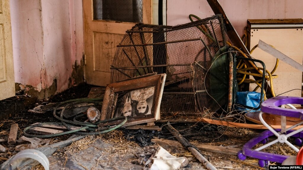 Një fotografi mes rrëmujës së krijuar pas djegies së shtëpisë së familjes Koroglu.
