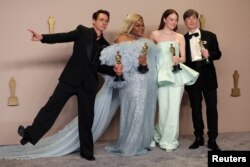 Победителите в категориите за най-добра мъжка и женска главна и поддържаща роля - Робърт Дауни Джуниър, Да'Вин Джой Рандолф, Ема Стоун и Килиън Мърфи.