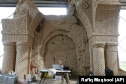Roland Besenval, director al Delegației arheologice franceze în Afganistan, lucrează la restaurarea sitului Noh-Gonbad în mai 2008.