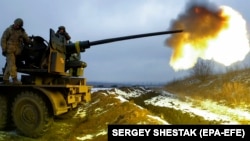Українські військові ведуть вогонь із зенітної установки по позиціях армії РФ поблизу Бахмута на Донеччині, 4 лютого 2023 року