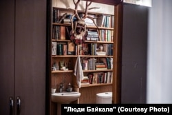 Туалет в доме учительницы украшают оленьи рога, "растущие" из маски северного шамана