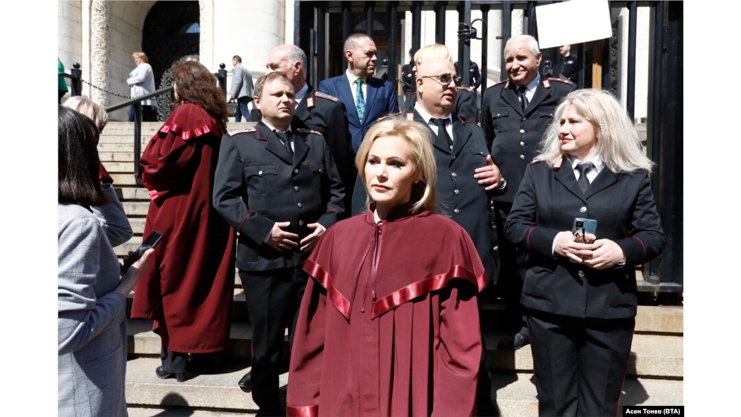 Говорителката на главния прокурор Сийка Милева (в средата) пред съдебната палата в София.