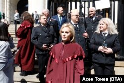  Говорителката на основния прокурор Сийка Милева (в средата) пред правосъдната палата в София. 