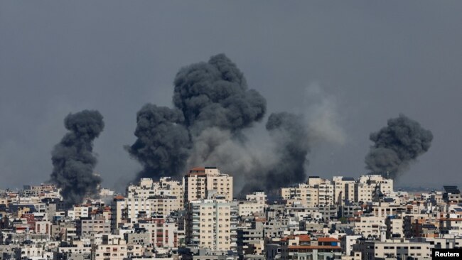 Се крева чад по израелските напади во Газа, 7 октомври 2023 година.