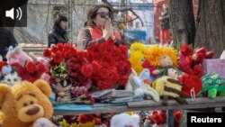 Стихійний меморіал поблизу багатопровперхівки в Одесі, в якій 2 березня загинули 12 людей