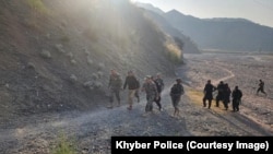 Vlasti pakistanskog okruga Tank saopštile su da je u toku potraga za pronalaženjem odgovornih za otmicu. (Službenici za sigurnost na fotografiji iz maja 2023.)