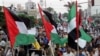 Палестинците веат знамиња за време на демонстрациите на поддржувачите на Фатах 