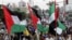Палестинците веат знамиња за време на демонстрациите на поддржувачите на Фатах 