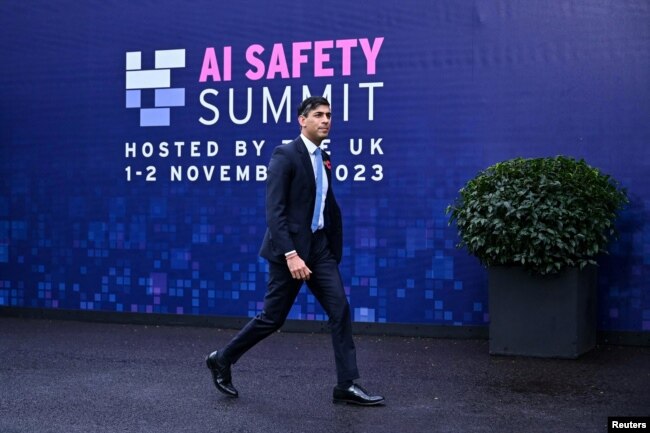 Kryeministri i Britanisë, Rishi Sunak, mbërrin në ditën e dytë të Samitit të Sigurisë të Inteligjencës Artificiale (AI) në Mbretërinë e Bashkuar në Bletchley Park, në Anglinë qendrore, 2 nëntor 2023.