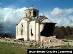 Gereja St. Elijah di Podujeva, dekat Pristina, difoto pada bulan Maret 2004 setelah menjadi sasaran kekerasan anti-Serbia.