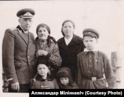 Бабуля Аляксандра Мілінкевіча Хрысьціна з унукамі і праўнукамі. Аляксандар Мілінкевіч першы справа